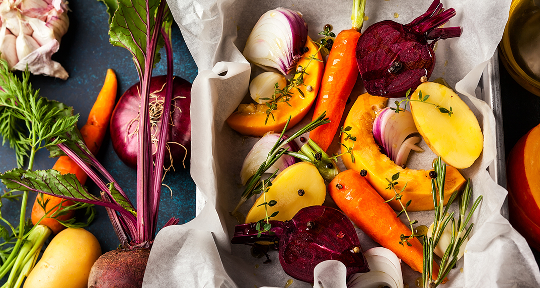Imagem de alimentos saudáveis para fortalecer o sistema imunitário, incluindo cítricos, brócolis, alho, gengibre, espinafre, amêndoas, chá verde, papaia, frango e mariscos.