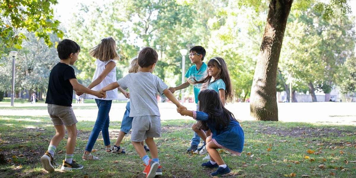Crianças brincando em um parque, desenvolvendo habilidades sociais e cognitivas.
