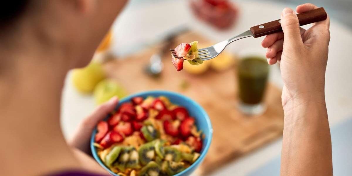 Prato saudável com alimentos adequados para diabéticos, incluindo vegetais, grãos integrais e proteínas magras.