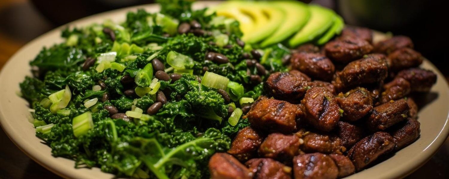 Prato colorido com alimentos ricos em ferro, incluindo carne vermelha, feijão, espinafre e laranja